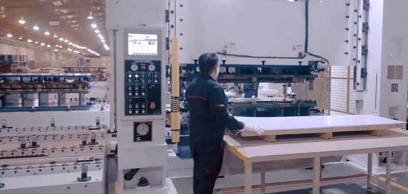 دهم تیرماه "روز ملی صنعت و معدن" را به تمام صنعتگران تبریک می‌گوییم