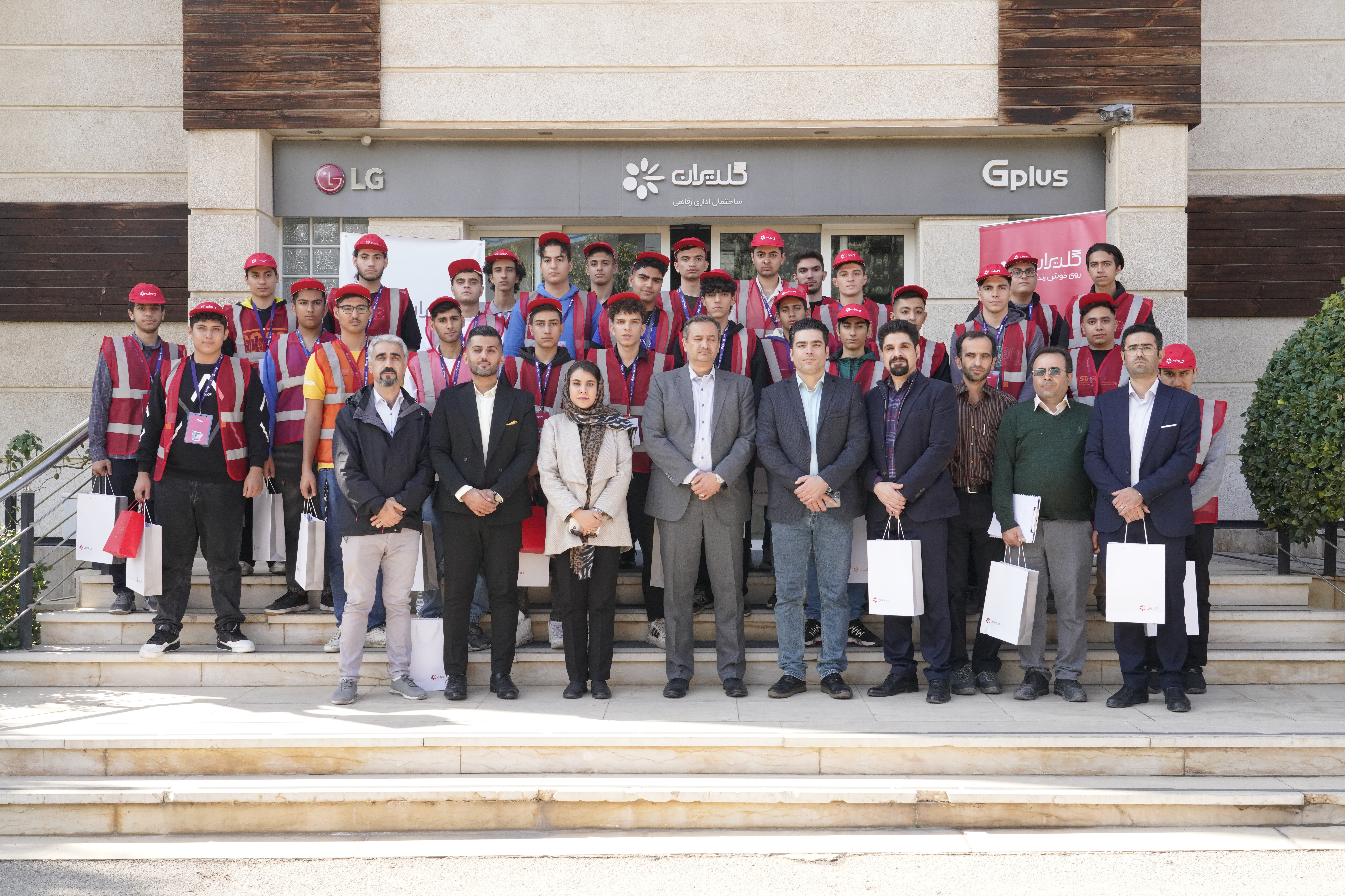 تور بازدید دانش آموزان از کارخانه کاسپین گلدیران