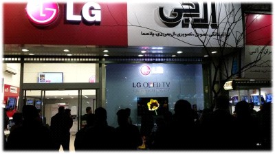 تماشای یک دکوراسیون خیال انگیز: اولین تلویزیون OLED منحنی جهان در ویترین فروشگاه علی