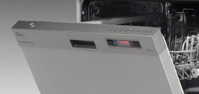 آیا می‌توان مایع ظرف‌شویی را داخل ماشین ظرف‌شویی ریخت؟